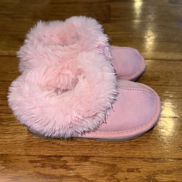 Cat & Jack - Faux fur size 7 toddler slippers in pink - Picture 2 of 6
